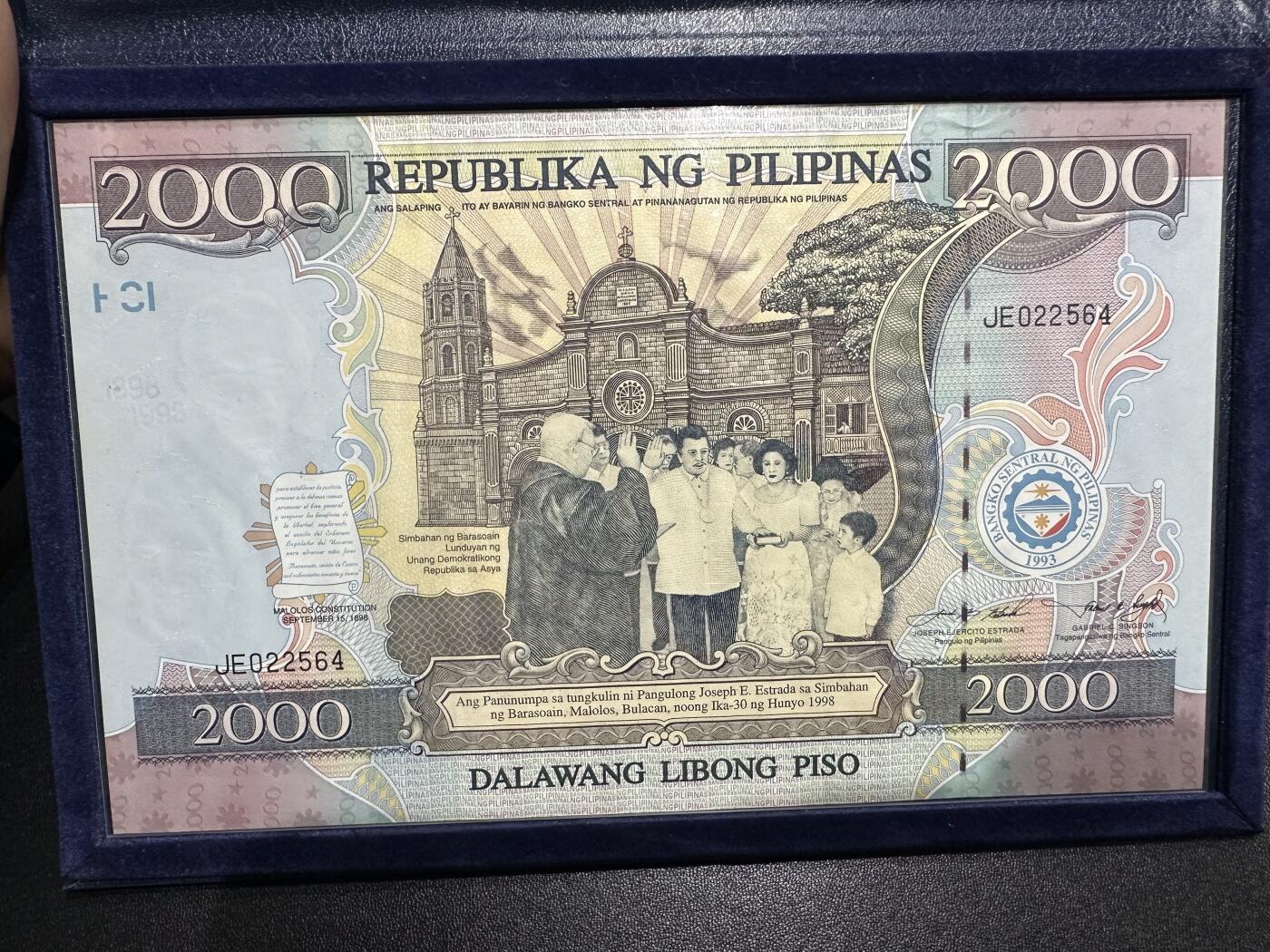 《外钞收藏家》第六百零九期（农历年前收官场、本期年后快递恢复正常再发货）（本平台长期征集拍品、欢迎藏友们联系合作） 1998年菲律宾2000比索 纪念钞 超大票幅 有册子 全新不绝 有潮斑