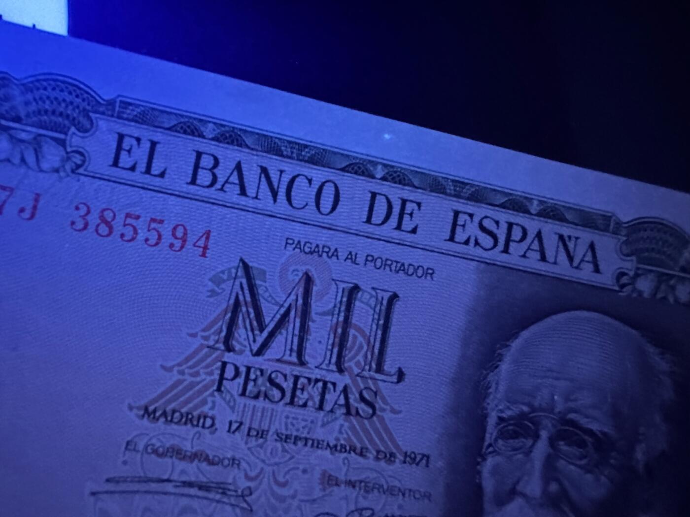 《外钞收藏家》第六百零九期（农历年前收官场、本期年后快递恢复正常再发货）（本平台长期征集拍品、欢迎藏友们联系合作） 西班牙1971年1000+1970年100比塞塔一对（精美大方块系列纸币）		UNC  100比塞塔一个荧光点和角不绝