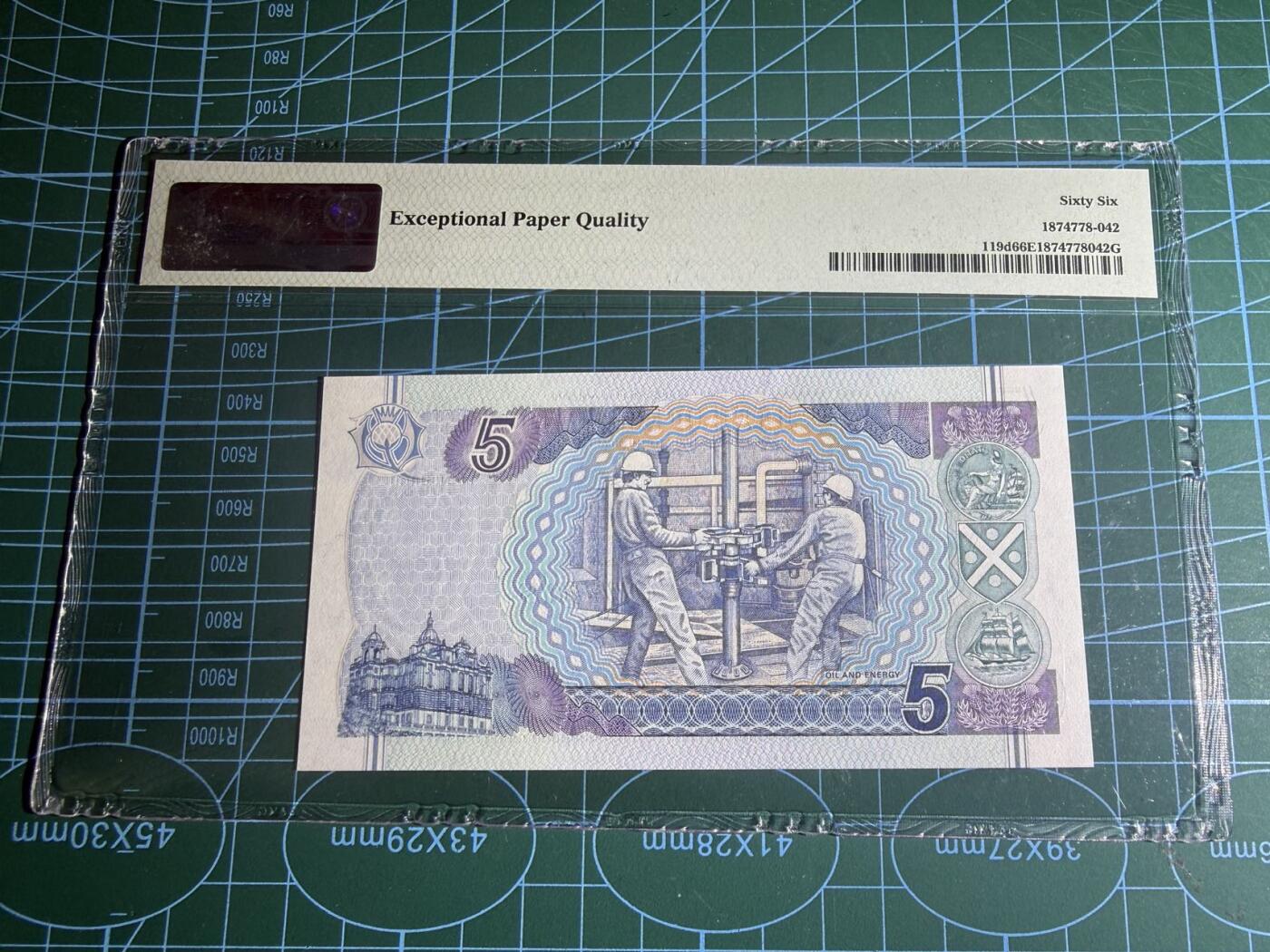 【炜奕收藏】，第五十九期，苏格兰多时期钞票，年前最后一期，拍后所有寄存物品将寄出 2002年苏格兰银行5镑，PMG66分亚军分，仅1张更高分，稀少年份总计14张评级量，号码无4