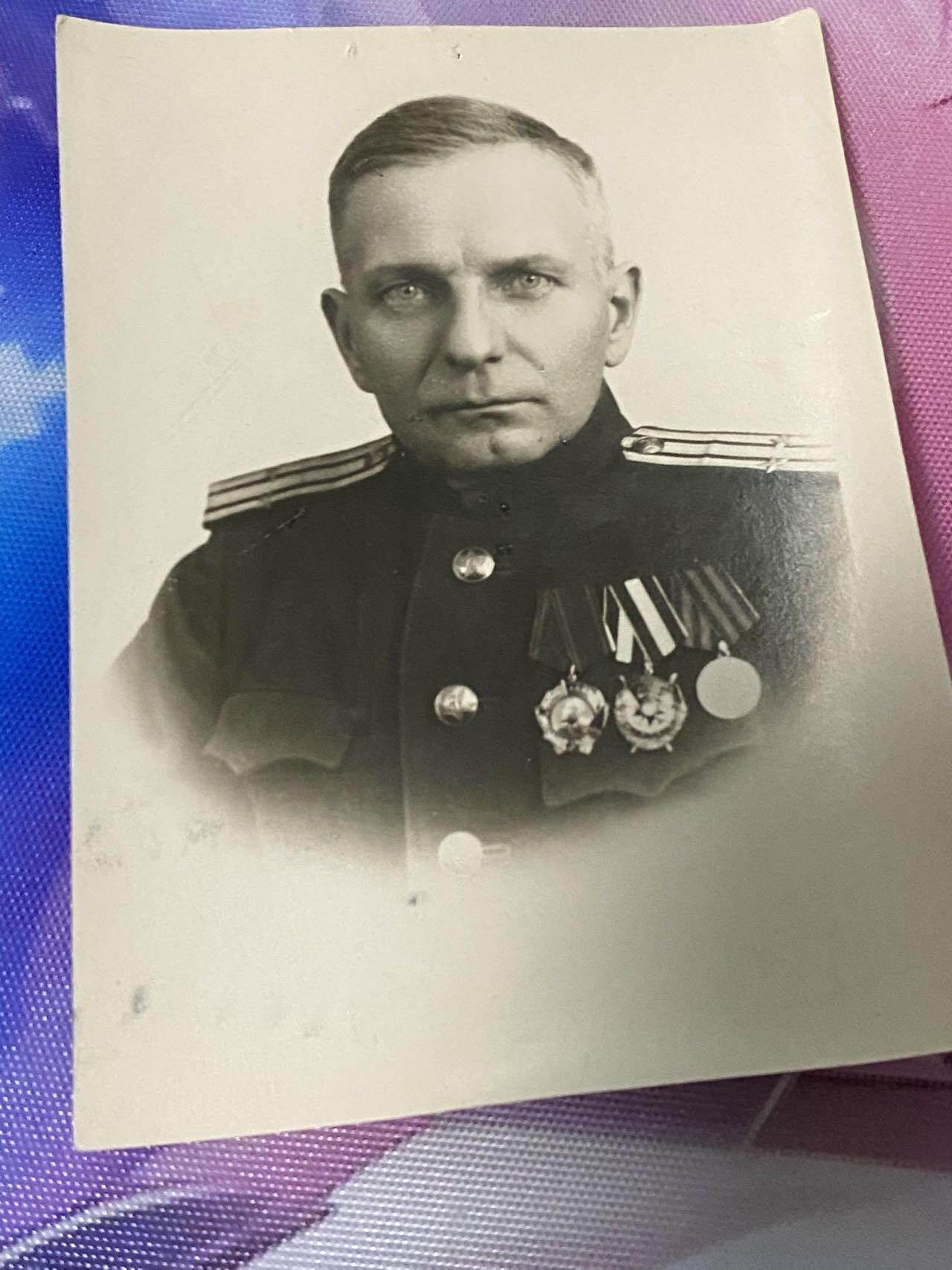 苏联勋章奖章2月12日晚上九点结束在麦稀奇 找不到的加我qq或者微信都是184277308备注苏章拍卖。最好加微信群每次都会通知还有提前可以一口价的 最近会持续拍卖一些东西。 苏联君官照片获得过列宁，红旗 背面信息印章