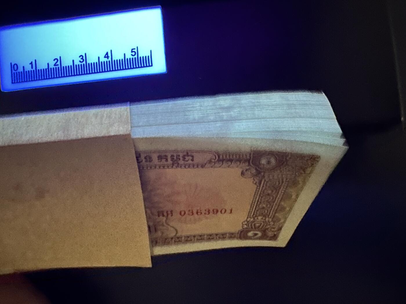 《外钞收藏家》第六百零九期（农历年前收官场、本期年后快递恢复正常再发货）（本平台长期征集拍品、欢迎藏友们联系合作） 1979年版柬埔寨瑞尔 标准100连号 无47 最后一张品相较差 其他有潮斑 平光情况下整体状态还不错