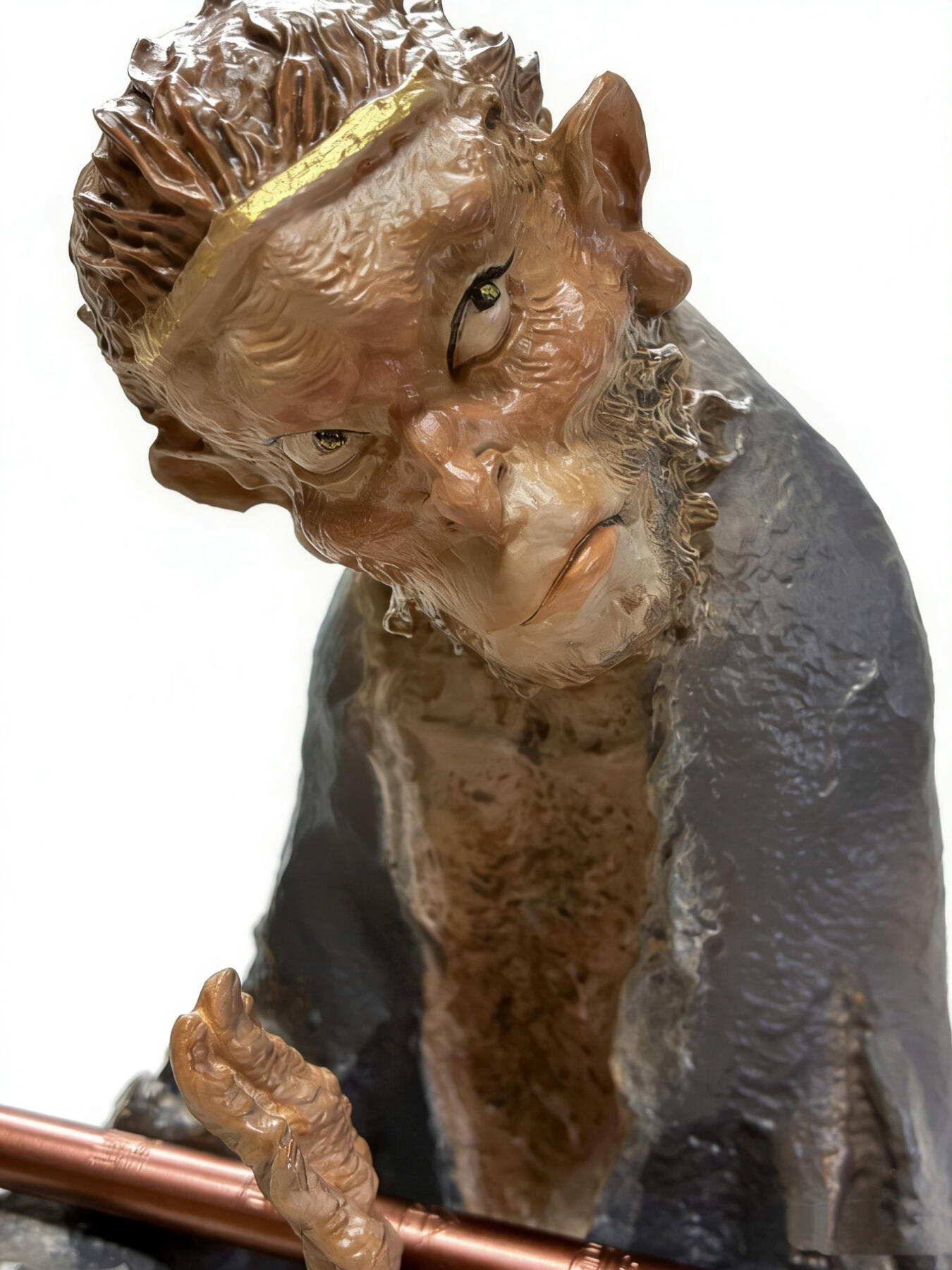 白泽拍卖卡牌手绘专场第32期（愿得长如此 年年物侯新） 2025 胡艺龙工艺雕像 鬼雕悟空 规格（按最长边）：28.5cm*34cm*14cm 金箍棒长40cm+收藏证书（胡艺龙亲签+简绘）