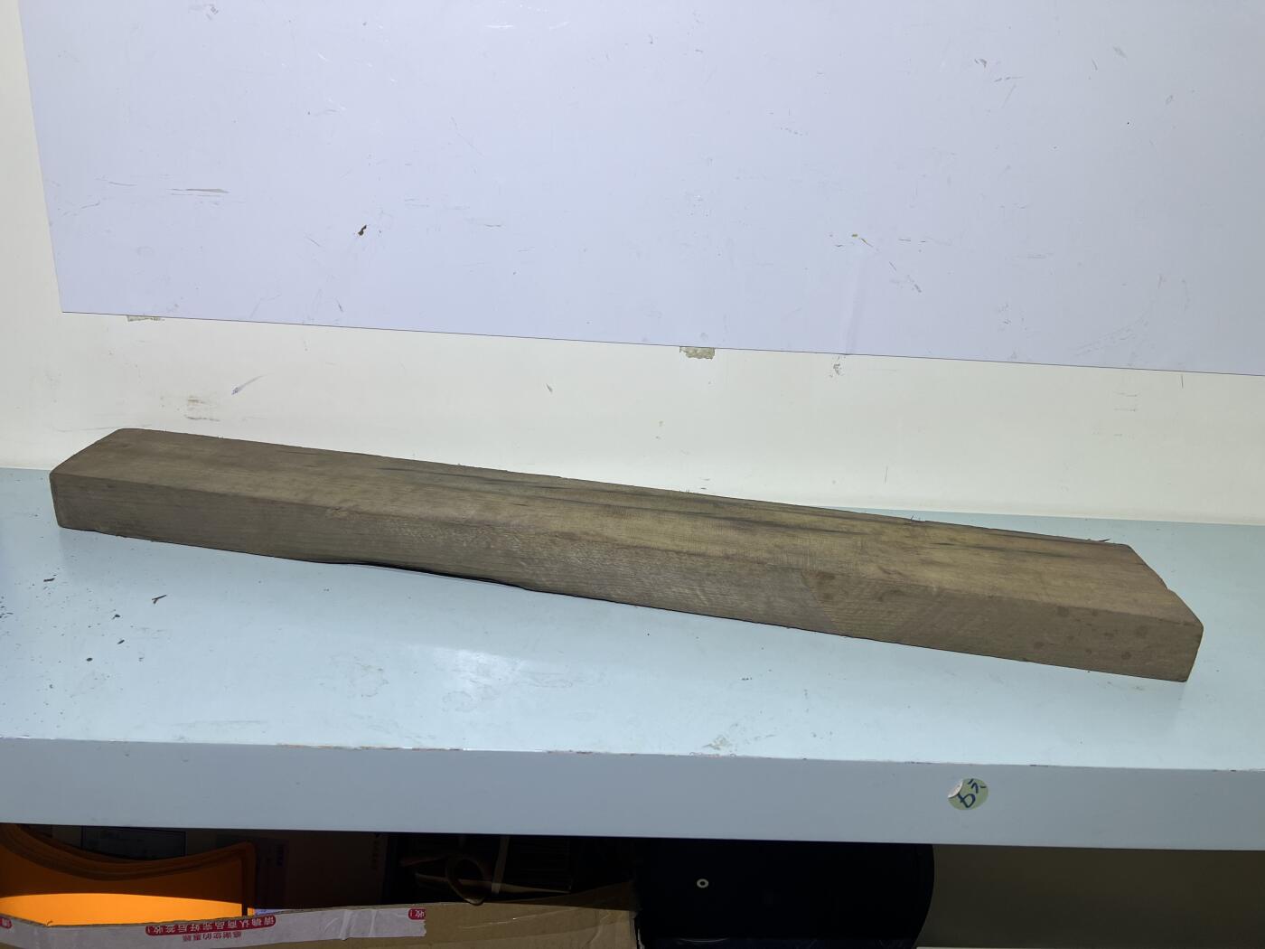 零元拍：NO.36爆满金丝乌木金丝楠 可做镇尺 切牌子，无需打磨就已经金光闪闪。满金丝药香，尺寸约：69/9/4厚CM。