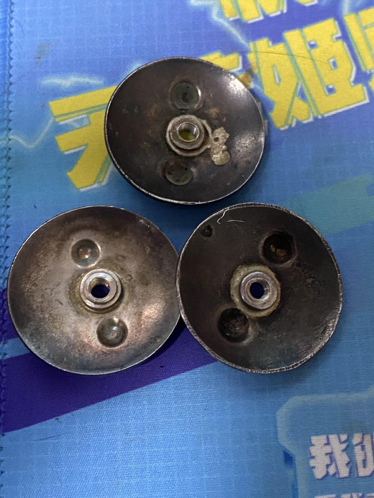 苏联勋章奖章2月12日晚上九点结束在麦稀奇 找不到的加我qq或者微信都是184277308备注苏章拍卖。最好加微信群每次都会通知还有提前可以一口价的 最近会持续拍卖一些东西。 苏联勋章后盖 早期银质 可以适配很多早期的章 三个重量为 26克