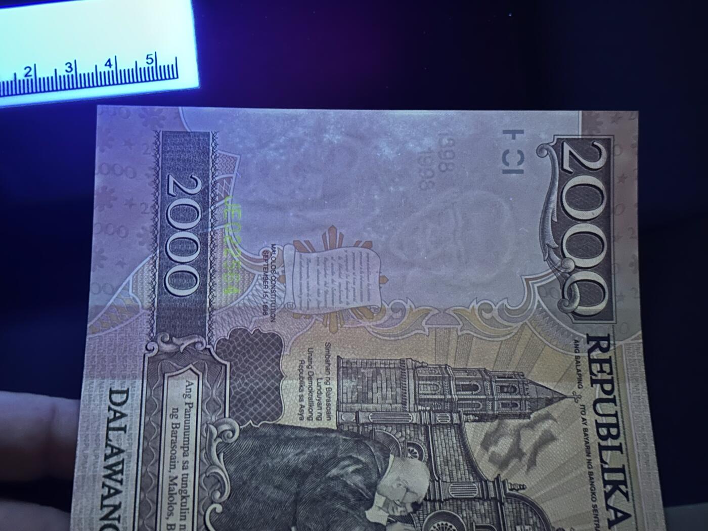 《外钞收藏家》第六百零九期（农历年前收官场、本期年后快递恢复正常再发货）（本平台长期征集拍品、欢迎藏友们联系合作） 1998年菲律宾2000比索 纪念钞 超大票幅 有册子 全新不绝 有潮斑