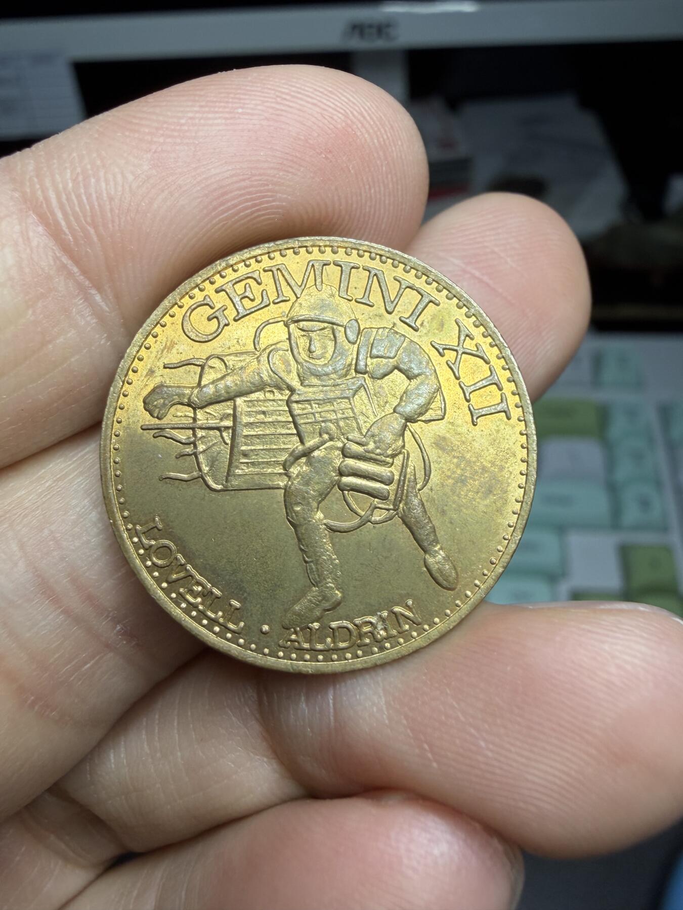 2025年集古藏今外币拍卖第二期-第5场—（总第305拍），可以寄存60天，满160元包邮。 1966年登月纪念章，直径26毫米