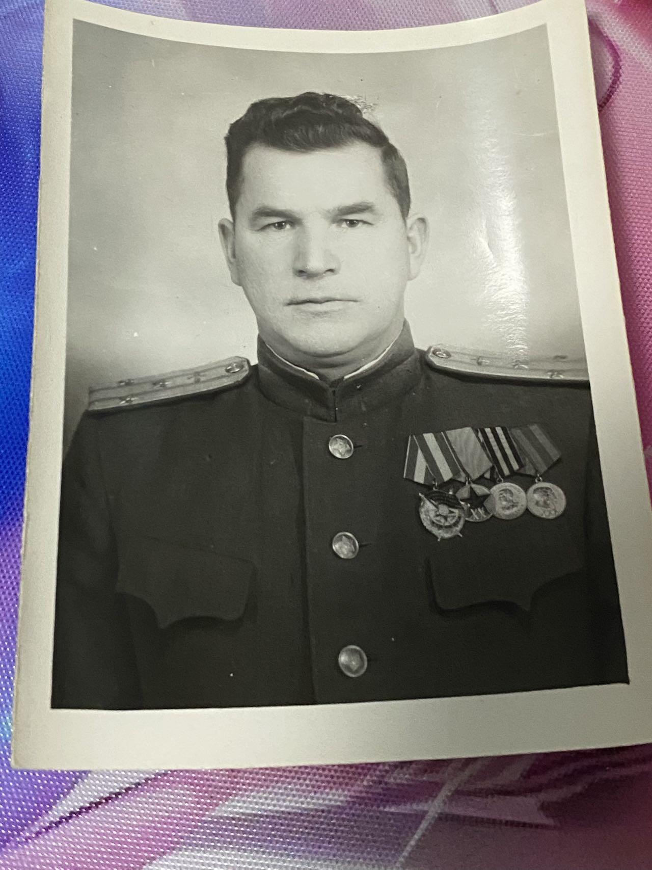 苏联勋章奖章2月12日晚上九点结束在麦稀奇 找不到的加我qq或者微信都是184277308备注苏章拍卖。最好加微信群每次都会通知还有提前可以一口价的 最近会持续拍卖一些东西。 苏联君官照片 获得过红旗 剑军20年等 背面信息