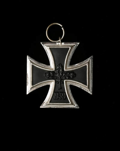 欢庆春节！戎马世界章牌大赏第112期春节大拍  德专场 - 57版二级铁十字勋章 白油品相极好 带绶带