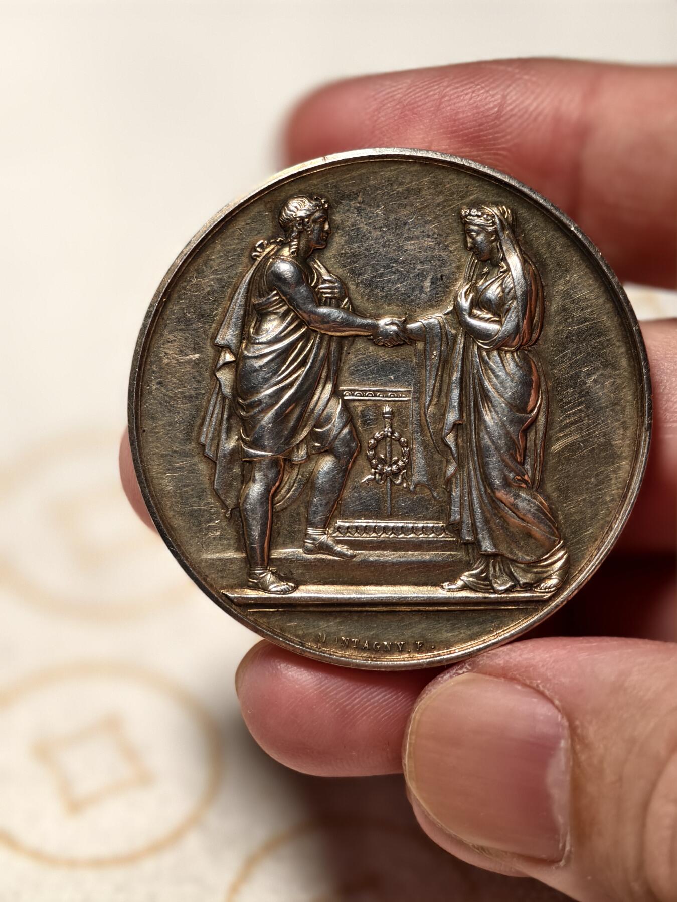 抚柳草堂-第十二期章牌钱币  奖章勋章限时免佣 满百包邮 放漏专场 19世纪法国婚姻与爱情镀金大银章 大版 手刻花押很漂亮 41.3MM 950银32.5g 丰饶角银标 观感极好非常震撼的一枚 