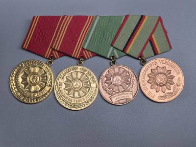 小驴勋章奖章收藏2月7日周六晚六点拍卖（珍爱和平，收藏战争，铭记历史，勿忘国耻，忠党爱国。有偿代拍，送拍规则在简介最后，参拍须阅读规则后再参拍，关系到运费包装发货时效真假辨别等关键信息，拍卖时不再发原图，看大图店主微信码在拍卖店铺介绍里） - 东德内政部服役奖章4联排,属于首席消防员（消防总长）哈德罗兰同志