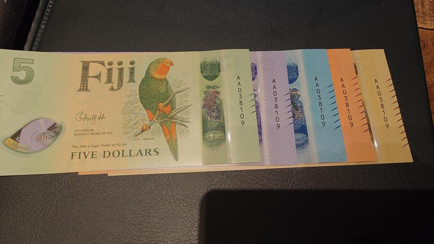 【新年十四拍～节前最后一场】世界钱币～微拍第233期暨2026年第14期  二个月内剩余新货尾货清仓 成本价起拍超值 2025年斐济5/10/20/50/100元塑料钞 A冠全同号 全新绝品无47尾号109