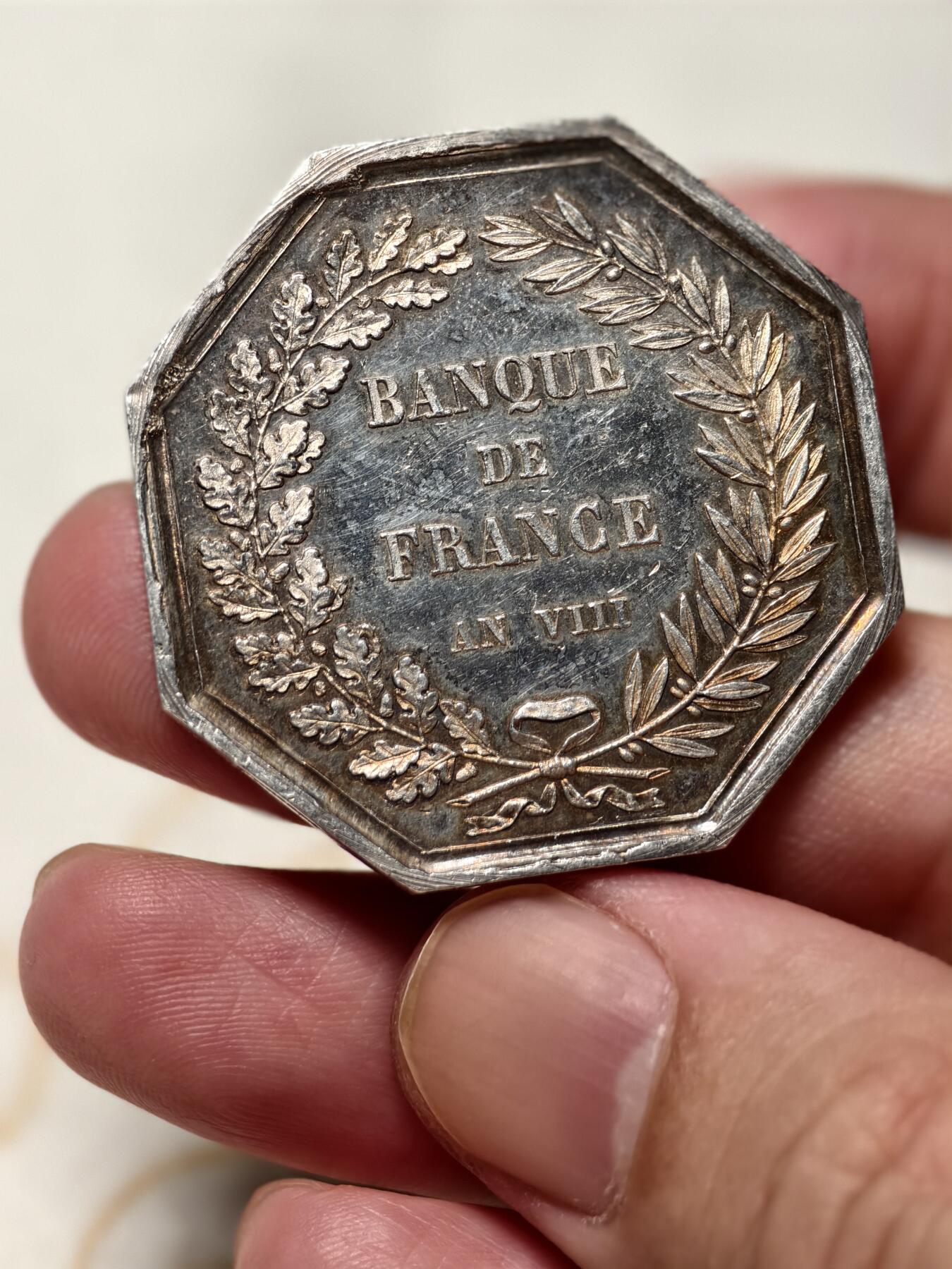 抚柳草堂-第十二期章牌钱币  奖章勋章限时免佣 满百包邮 放漏专场 1860-1879法兰西储蓄银行八角银章 950银重24.5克 36.5mm 蜜蜂银标 早期版本 美杜莎盾牌细节到位