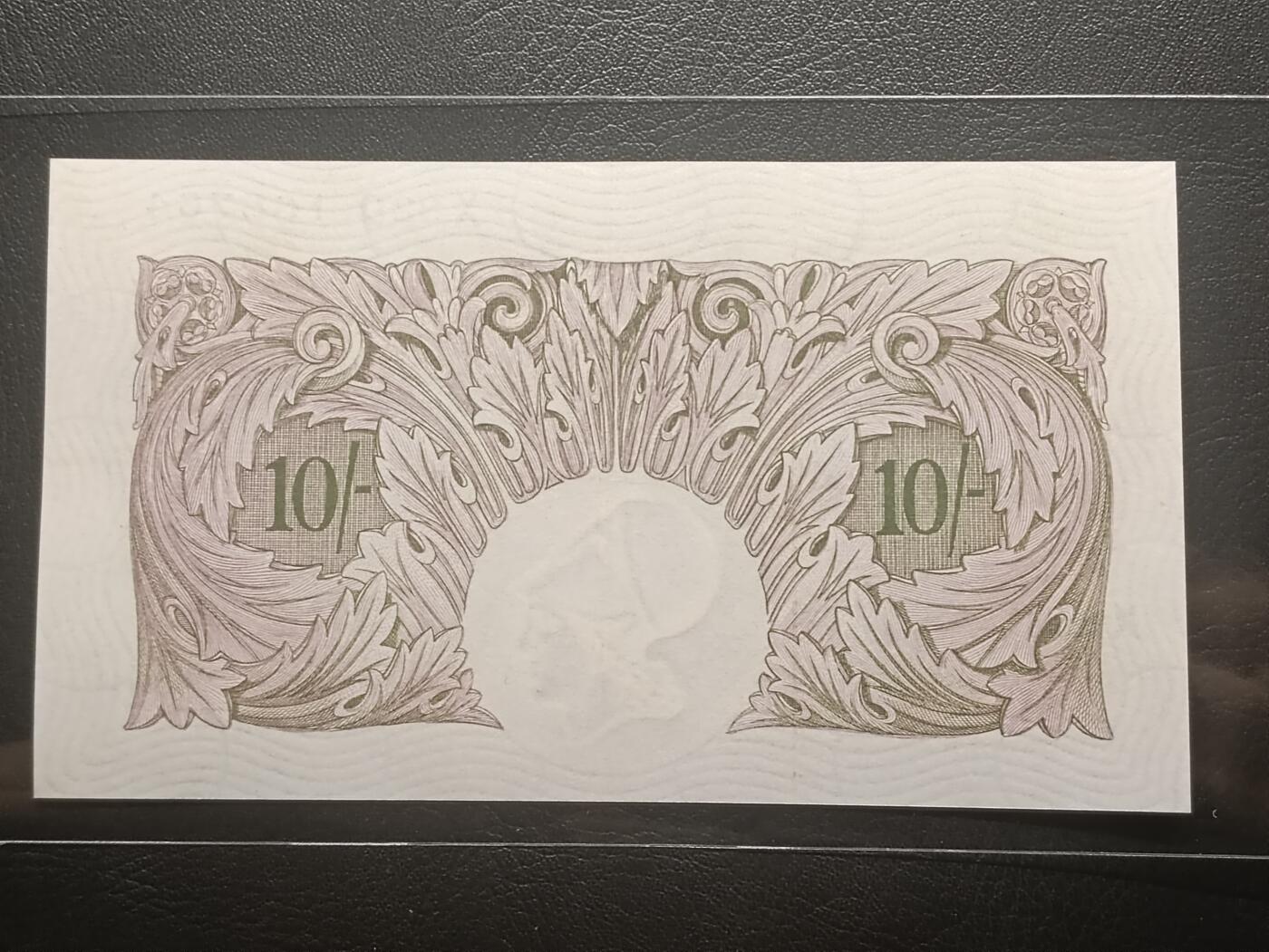 【年前末拍！】2026二月第二期，总216期 英格兰战时A序列10先令UNC-，有别于战前战后普通的红色版本用紫色印刷