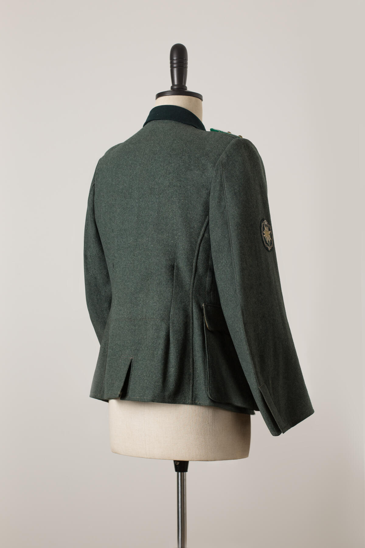 欢庆春节！戎马世界章牌大赏第112期春节大拍  德专场 m36 山地兵中尉野战服  品相极其好 版型也很好看