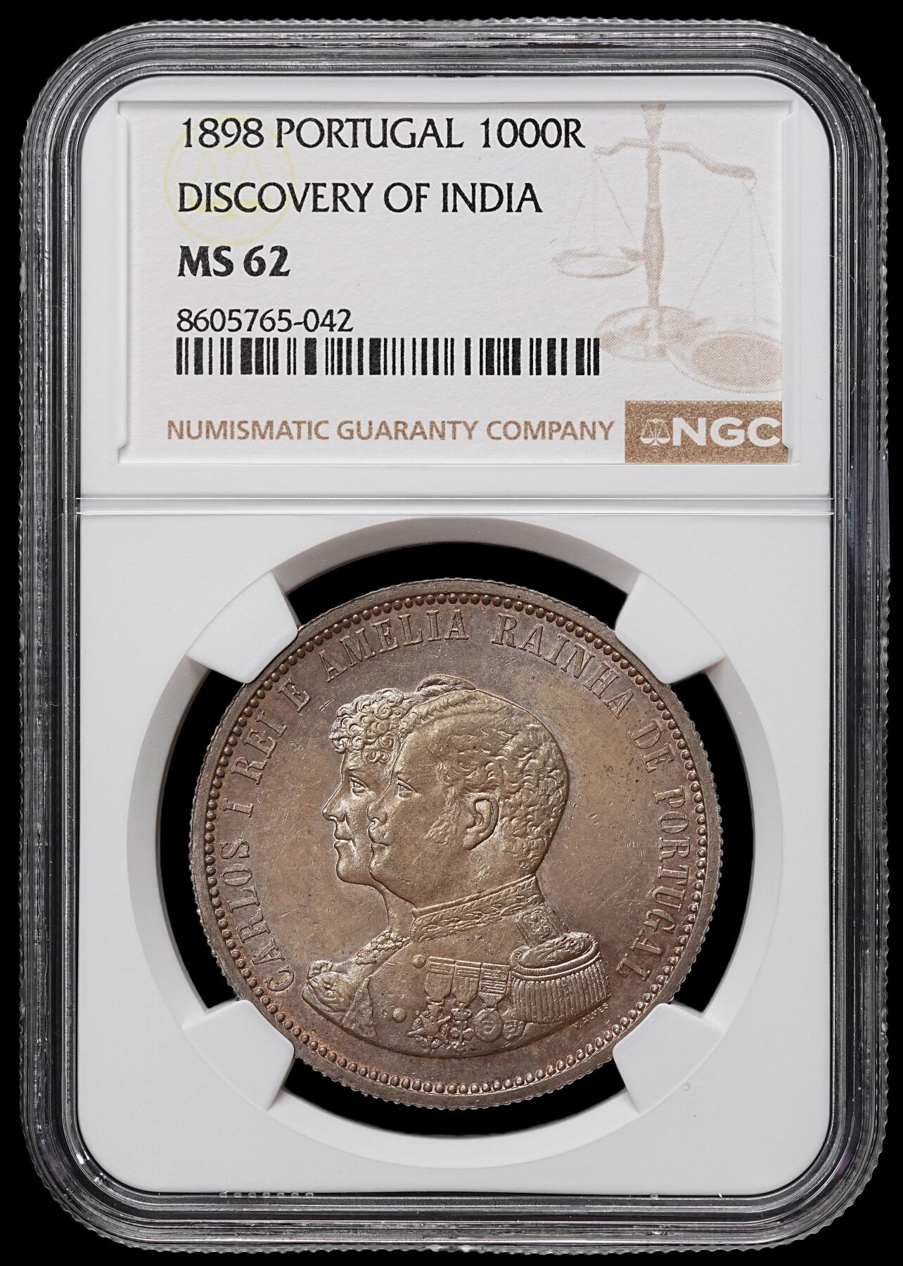 修遠堂世界钱币第104期 NGC MS62 1898 年葡萄牙发现印度 400 周年1000 瑞斯（Reis）纪念大银币，五彩