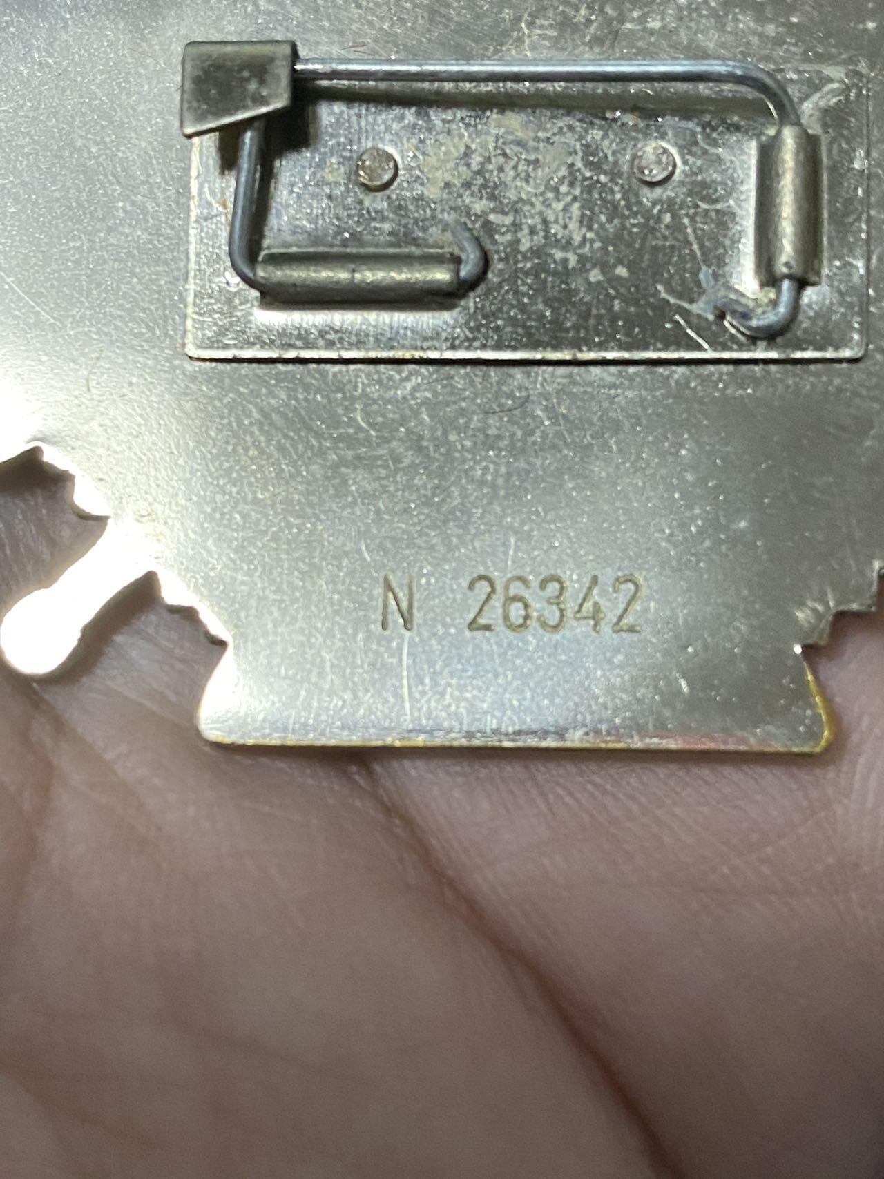 苏联勋章奖章2月12日晚上九点结束在麦稀奇 找不到的加我qq或者微信都是184277308备注苏章拍卖。最好加微信群每次都会通知还有提前可以一口价的 最近会持续拍卖一些东西。 乌克兰勋章 带证书 原盒 品相非常好 还有个85为国的证书也是他的