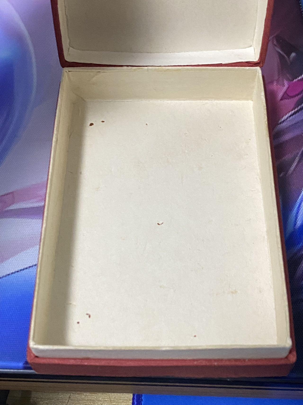 苏联勋章奖章2月12日晚上九点结束在麦稀奇 找不到的加我qq或者微信都是184277308备注苏章拍卖。最好加微信群每次都会通知还有提前可以一口价的 最近会持续拍卖一些东西。 苏联早期勋章盒子 多见二战时期颁发 后来的是油皮那种有些信息写在上面 有些起皮