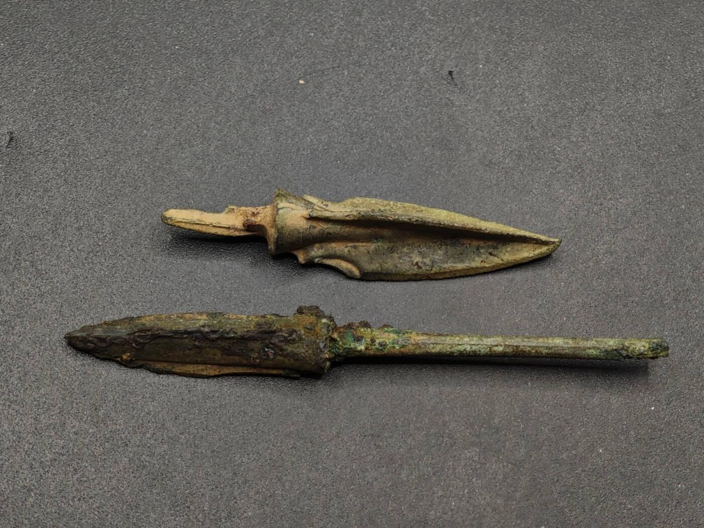  【淘币小摊】限时拍第八百六十六拍   散币场    年前最后一周之前预留8号9号全部发出请更换最新收货地址不方便收货的请勿参拍或者顺丰到付 铜箭簇2枚