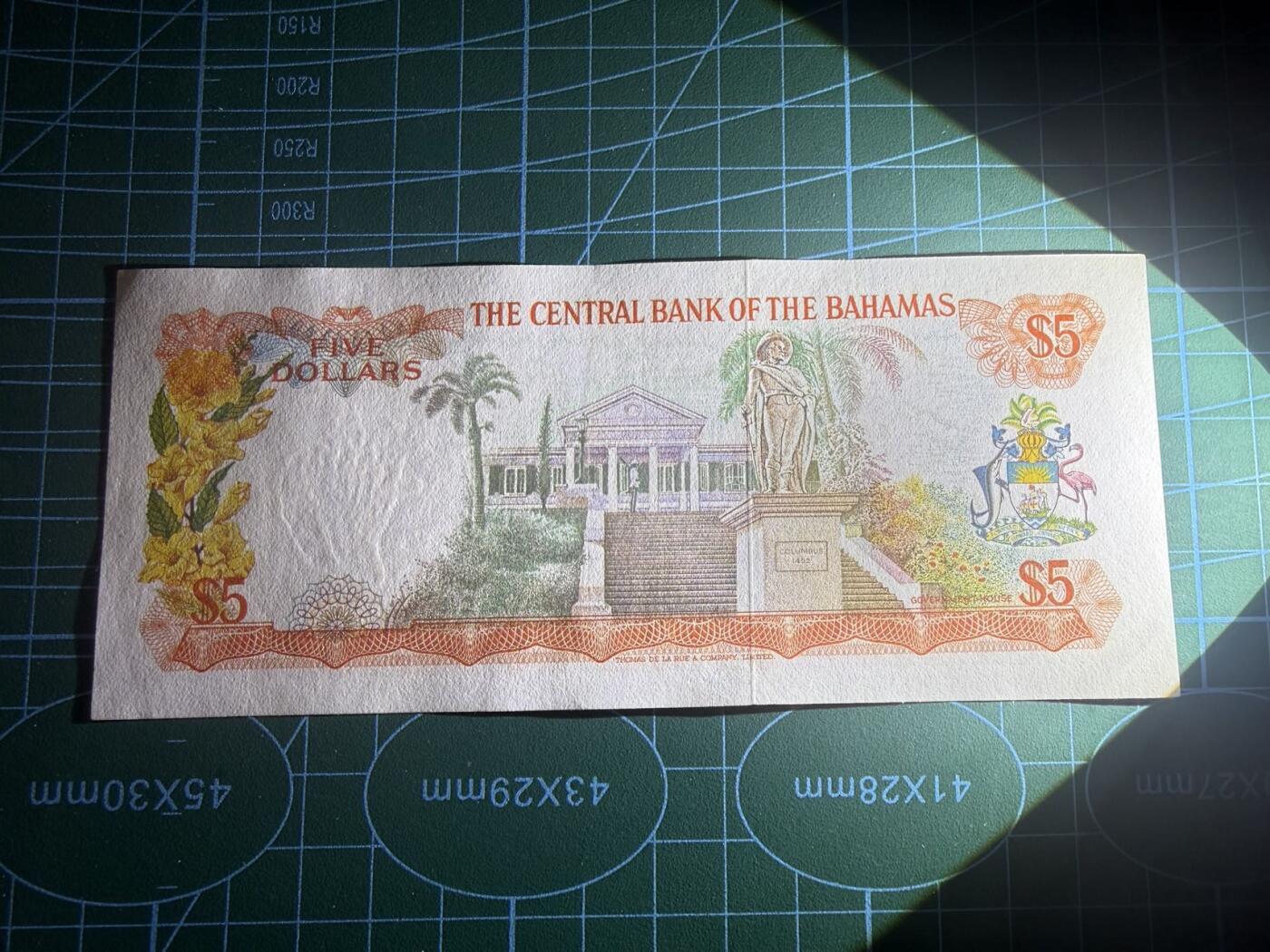 【炜奕收藏】，第五十九期，苏格兰多时期钞票，年前最后一期，拍后所有寄存物品将寄出 1974年巴哈马5元彩背，中央银行版，AU+品相，强光下有暗折，号码无347，非常精美