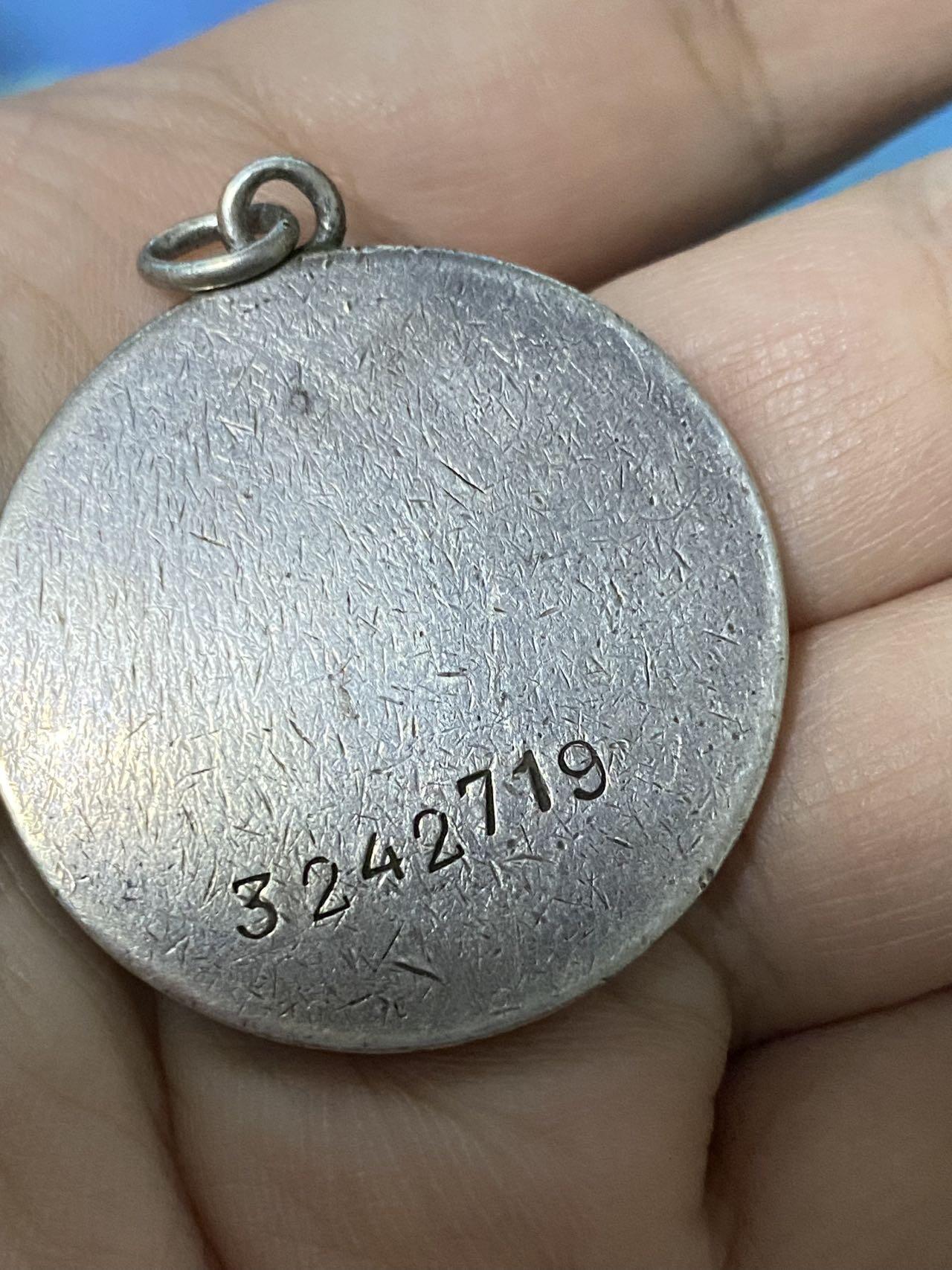 苏联勋章奖章2月12日晚上九点结束在麦稀奇 找不到的加我qq或者微信都是184277308备注苏章拍卖。最好加微信群每次都会通知还有提前可以一口价的 最近会持续拍卖一些东西。 勇敢奖章 带原环没开 3242719 杀敌获得档案弄丢了所以当普通的拍