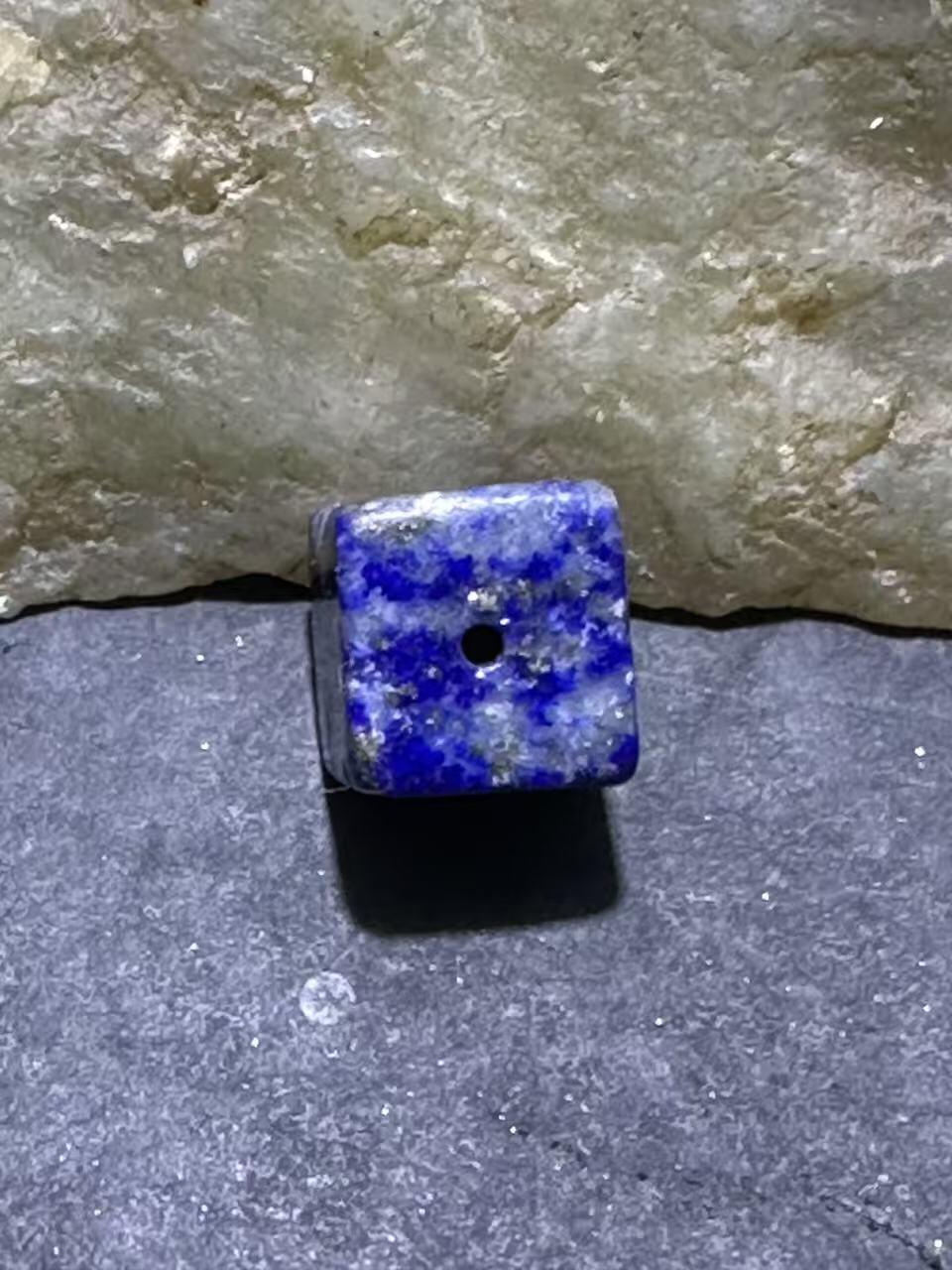 精美阿富汗老矿青金石六面方形珠一颗