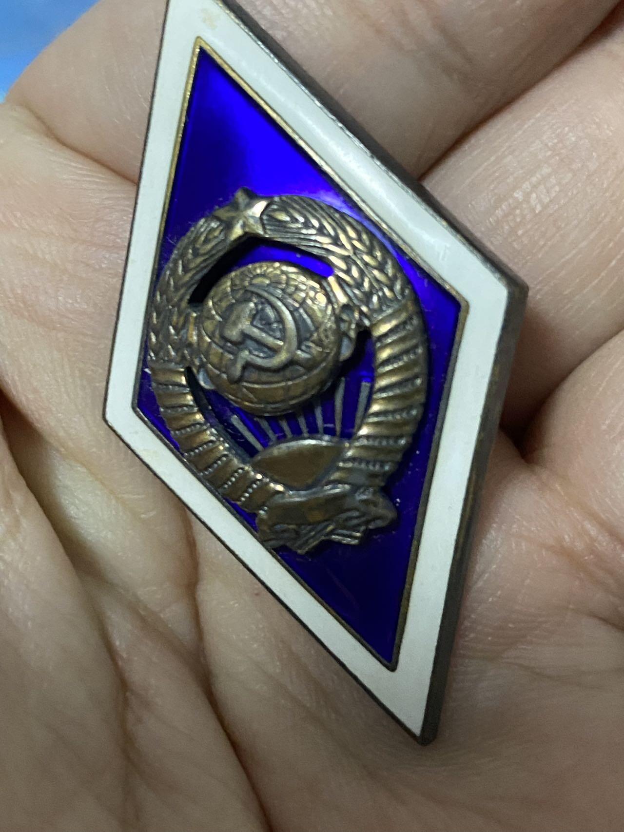 苏联勋章奖章2月12日晚上九点结束在麦稀奇 找不到的加我qq或者微信都是184277308备注苏章拍卖。最好加微信群每次都会通知还有提前可以一口价的 最近会持续拍卖一些东西。