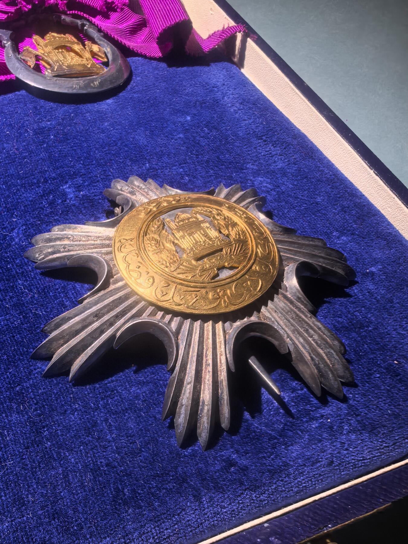 盛世勋华——号角文化勋章邮票专场拍卖第304期 阿富汗王国大十字级领袖勋章 银质带银标 带原盒 极为少见 不带盒市场价3900+美元参见图九