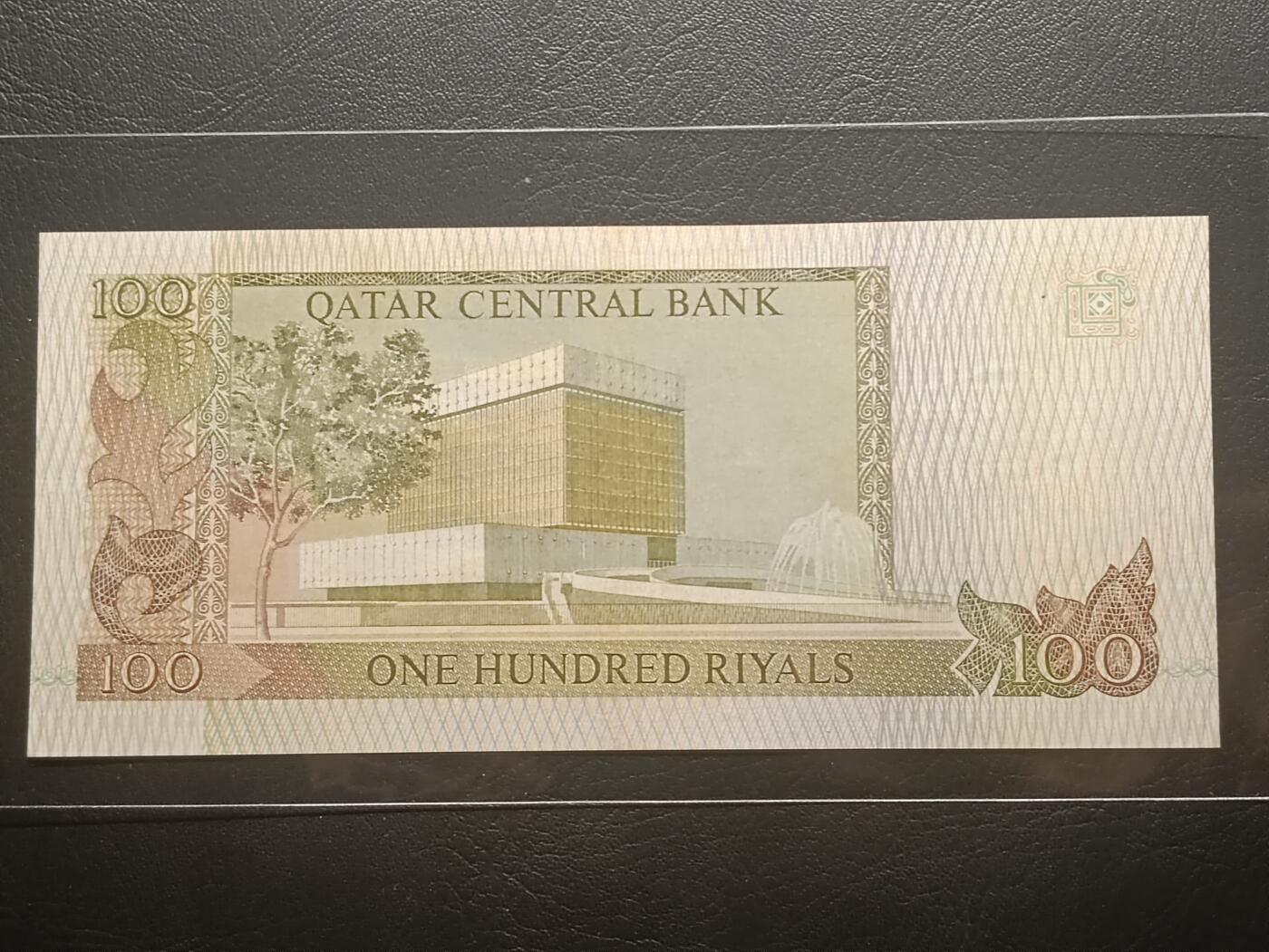 【年前末拍！】2026二月第二期，总216期 卡塔尔1996中央银行版100里亚尔UNC-有针孔，少见的次高面值，央行大楼