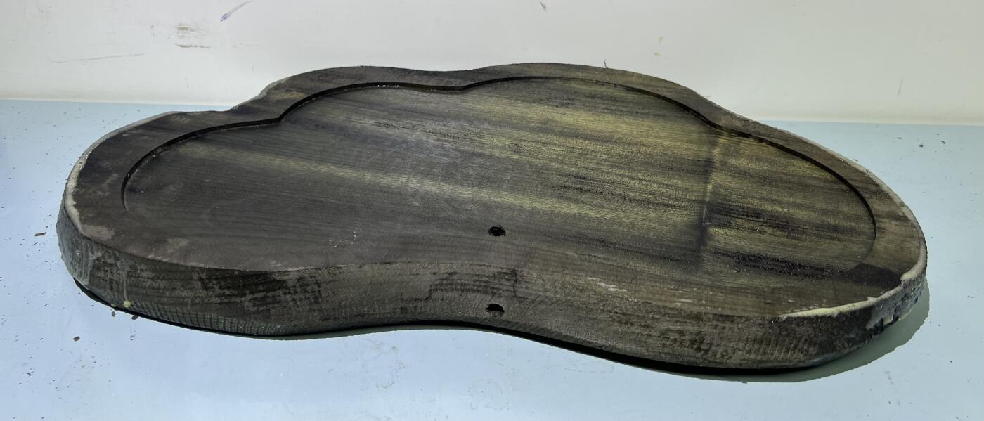 零元拍：NO.90祖母绿爆满金丝乌木金丝楠 茶盘无需打磨就已经金光闪闪。满金丝药香，尺寸约：45.5/24/4CM。3.4公斤。