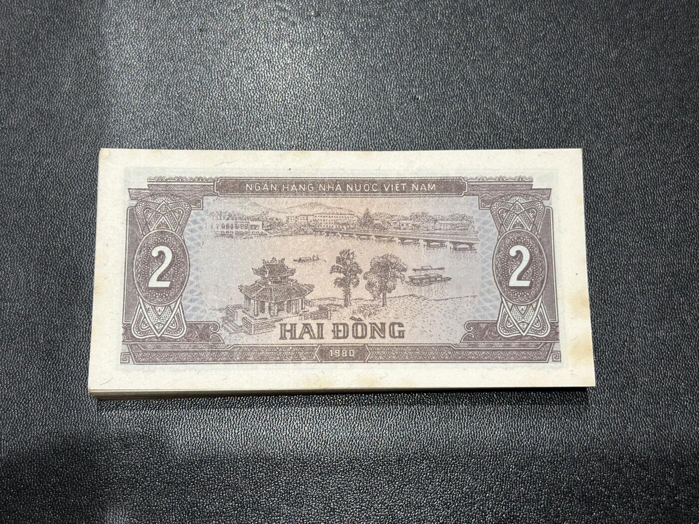 《外钞收藏家》第六百零九期（农历年前收官场、本期年后快递恢复正常再发货）（本平台长期征集拍品、欢迎藏友们联系合作） 1980年越南2盾 100张 只有一部分连号 大部分不是 有黄潮斑 如图