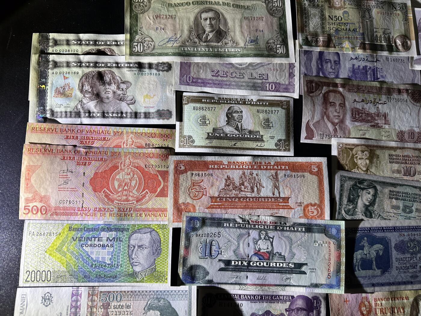 《外钞收藏家》第六百零九期（农历年前收官场、本期年后快递恢复正常再发货）（本平台长期征集拍品、欢迎藏友们联系合作） 几十张精美纸币一起 大部分全新 个别几张不绝