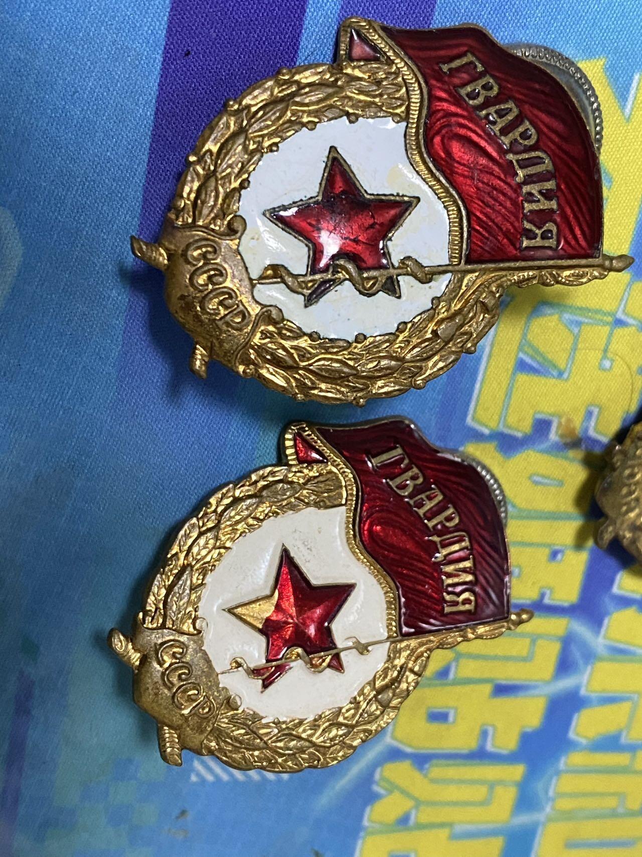 苏联勋章奖章2月12日晚上九点结束在麦稀奇 找不到的加我qq或者微信都是184277308备注苏章拍卖。最好加微信群每次都会通知还有提前可以一口价的 最近会持续拍卖一些东西。 苏联近卫军徽章 三个 一个早期铜盖 两个后来的 珐琅都有些瑕疵 