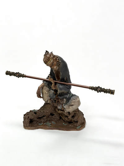 白泽拍卖卡牌手绘专场第32期（愿得长如此 年年物侯新） - 2025 胡艺龙工艺雕像 鬼雕悟空 规格（按最长边）：28.5cm*34cm*14cm 金箍棒长40cm+收藏证书（胡艺龙亲签+简绘）