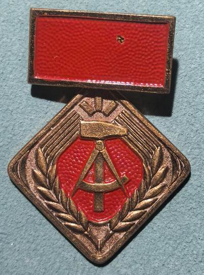 盛世勋华——号角文化勋章邮票专场拍卖第304期 - 东德社会主义劳动积极分子荣誉称号奖章 早期上挂无国徽版