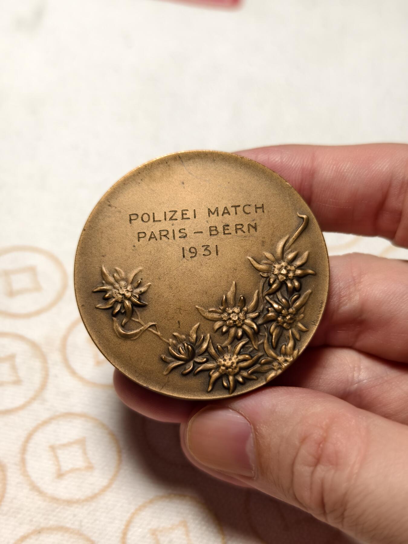 抚柳草堂-第十二期章牌钱币  奖章勋章限时免佣 满百包邮 放漏专场 1931法国巴黎与瑞士伯尔尼国际警察跨国赛事纪念铜章 60.8克 49.5mm 好品种正反面浮雕皆精美