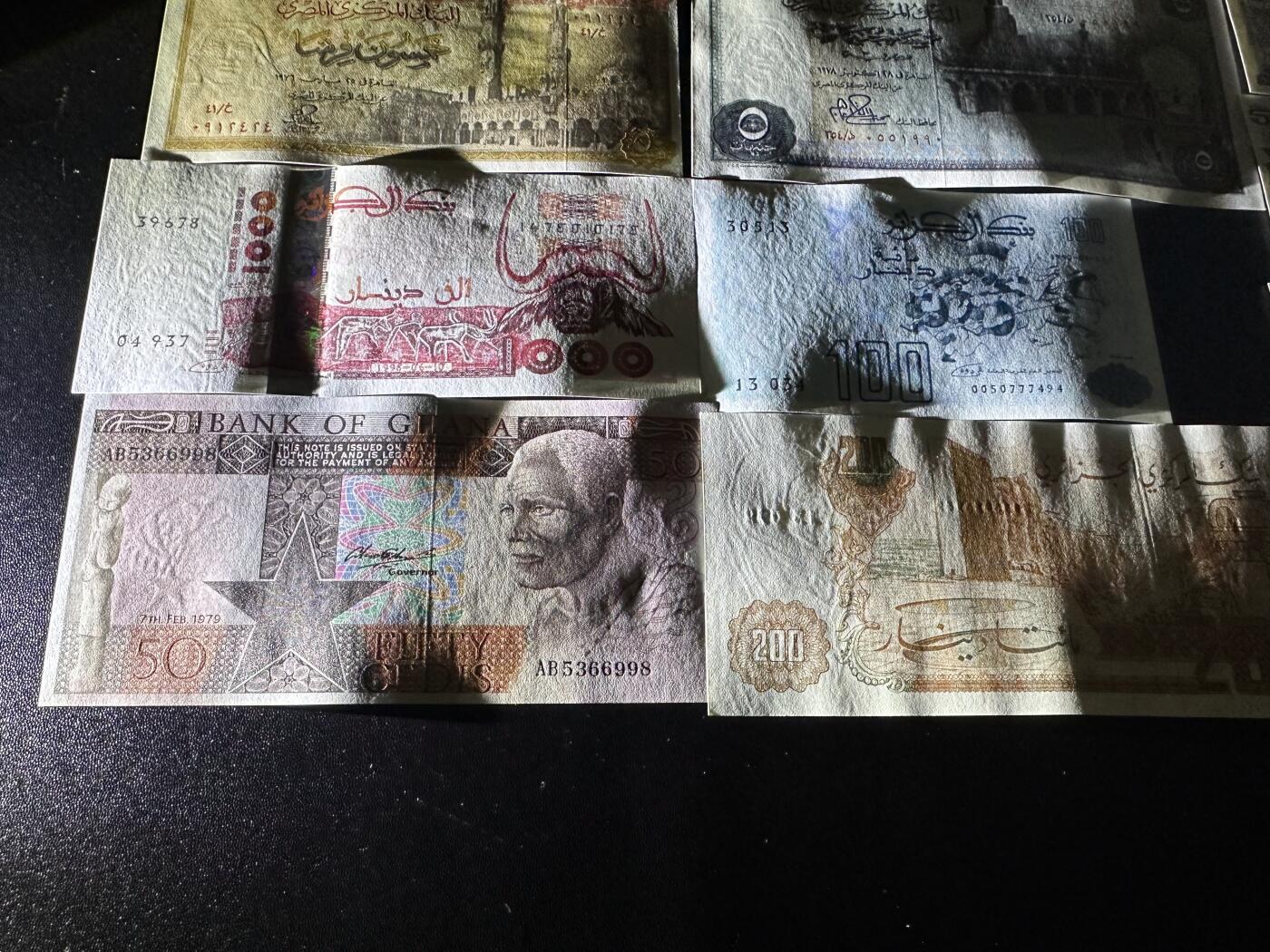 《外钞收藏家》第六百零九期（农历年前收官场、本期年后快递恢复正常再发货）（本平台长期征集拍品、欢迎藏友们联系合作） 埃及、阿尔及利亚、墨西哥等13张一起 除了墨西哥10元一个角不好 有几张轻微潮 其他全新 如图 