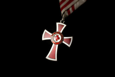 欢庆春节！戎马世界章牌大赏第112期春节大拍  德专场 - 奥地利红十字会荣誉勋章  全品 G.A. Scheid造 （原本有个盒子的，被当垃圾丢了，没招）