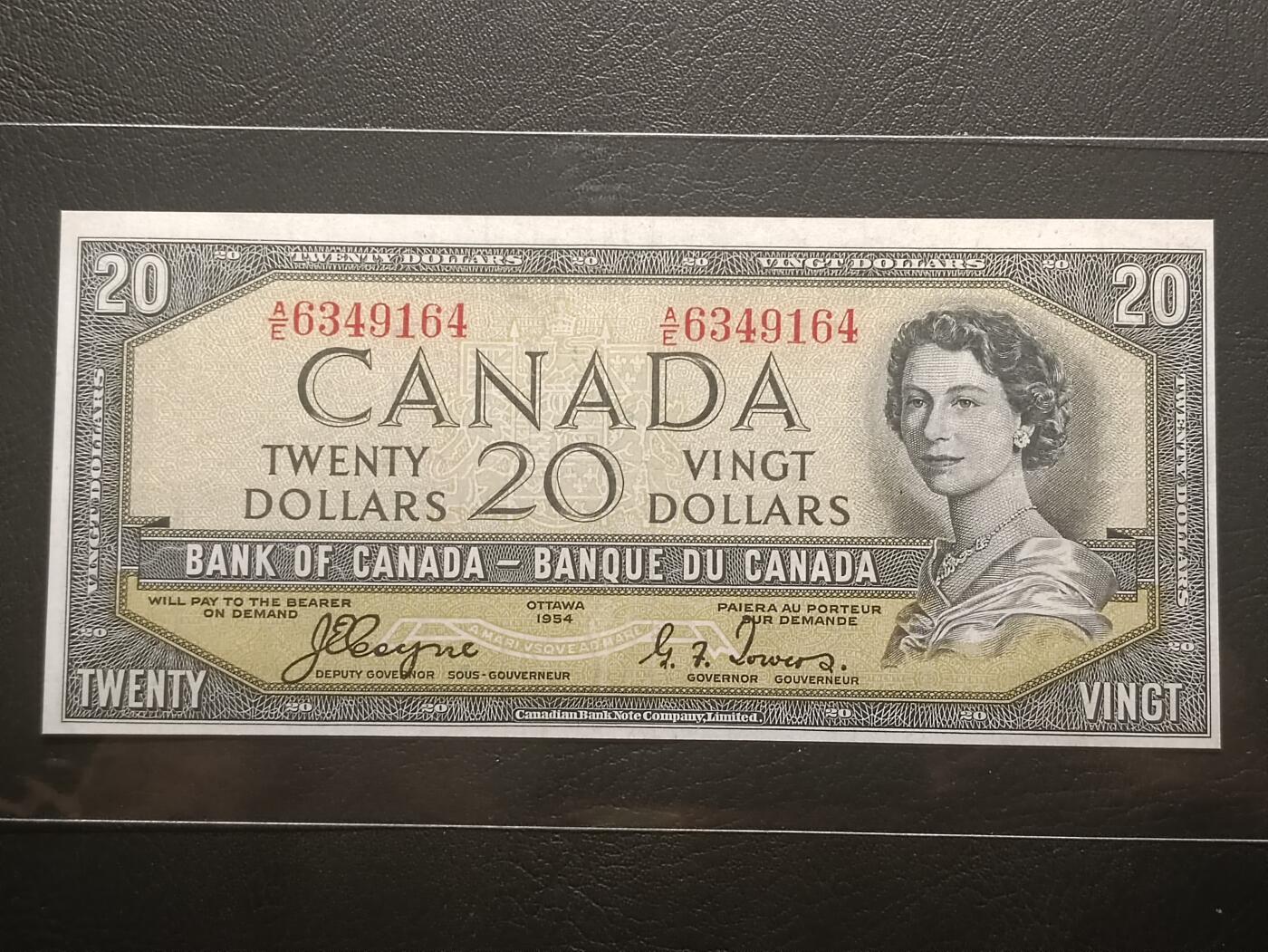 【年前末拍！】2026二月第二期，总216期 加拿大1954版20元“魔鬼脸”版本首签AUNC，因新发行纸币的女王发型可以看出来一个魔鬼向下看的脸而被舆论攻击，从而紧急改版，导致此版本稀少