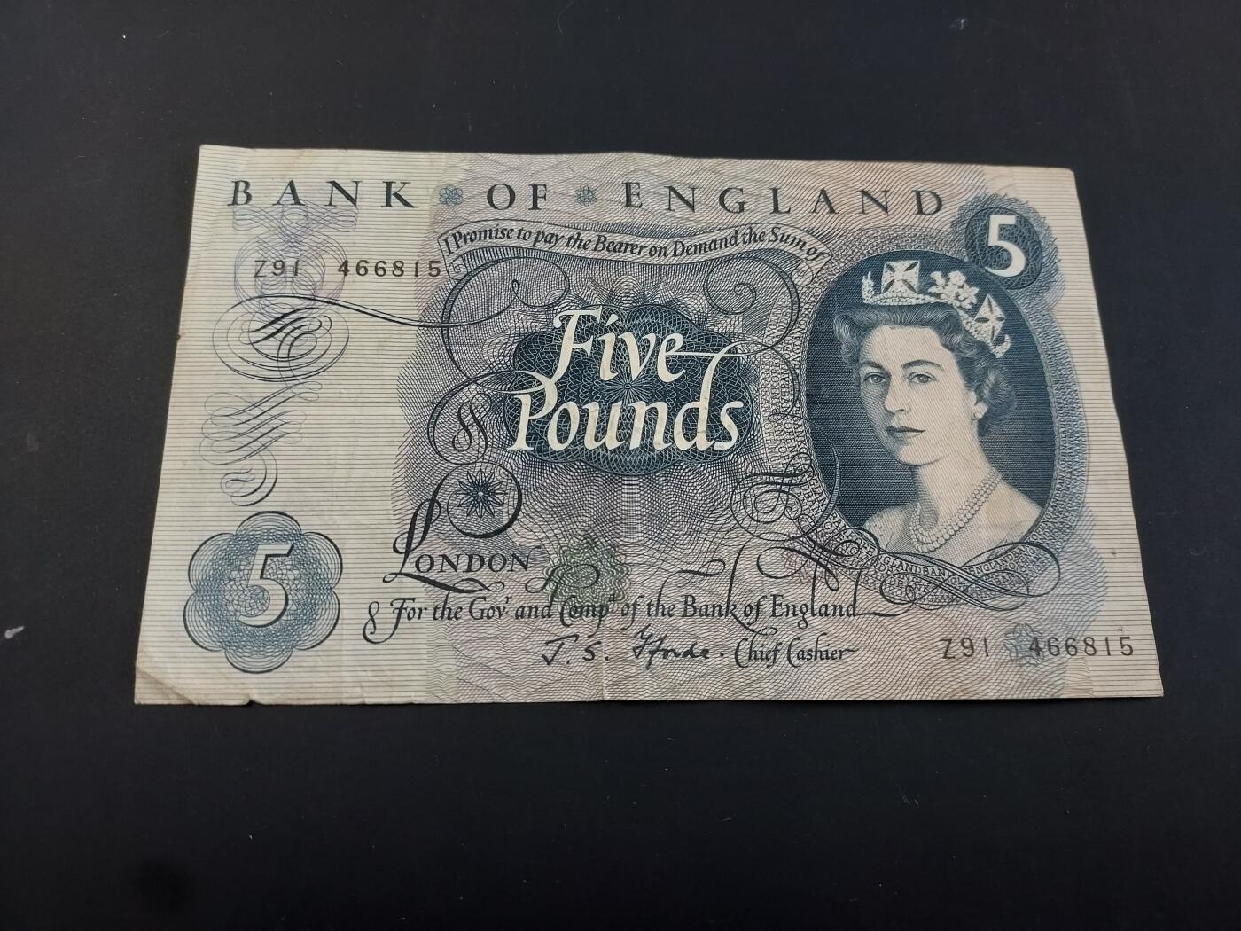 博彦收藏   2月9日 8点钱币专场 全场包邮 英国女皇旧版5英镑 有订书机孔 流通品