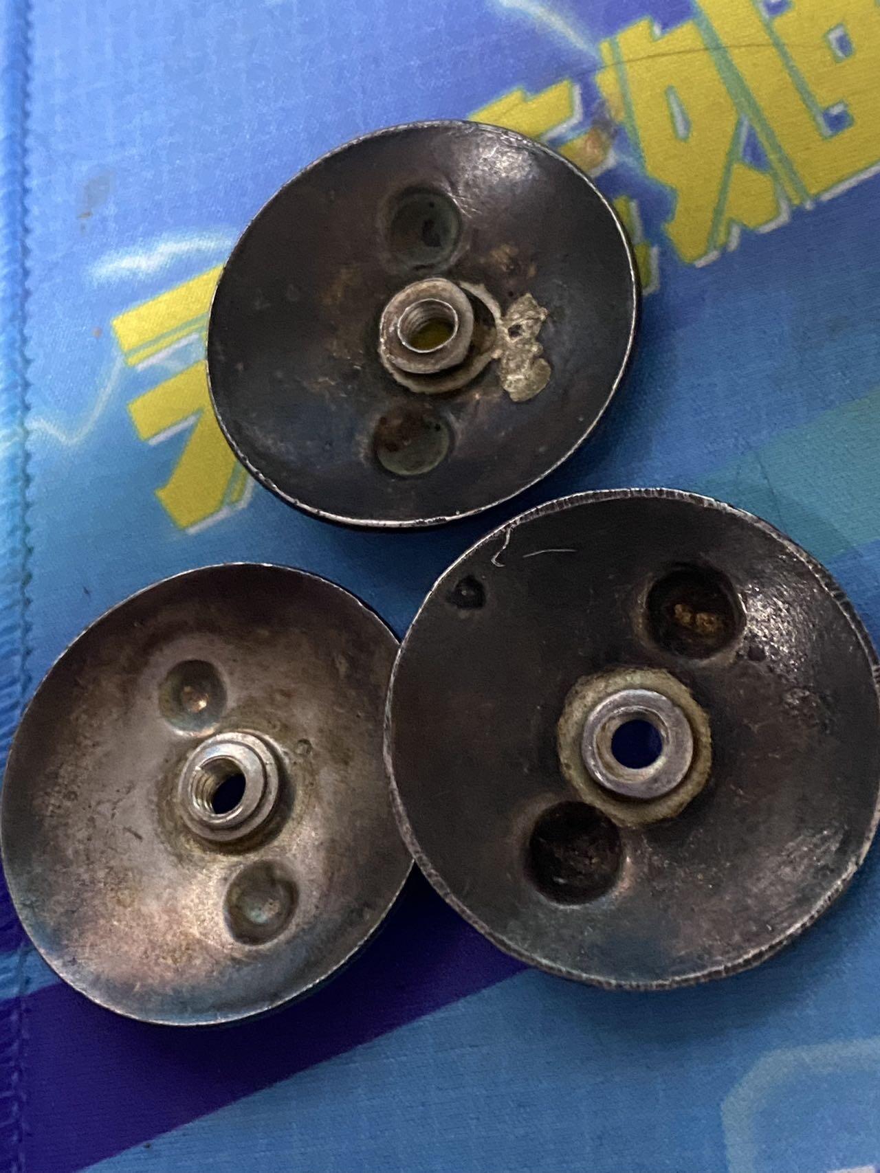 苏联勋章奖章2月12日晚上九点结束在麦稀奇 找不到的加我qq或者微信都是184277308备注苏章拍卖。最好加微信群每次都会通知还有提前可以一口价的 最近会持续拍卖一些东西。 苏联勋章后盖 早期银质 可以适配很多早期的章 三个重量为 26克