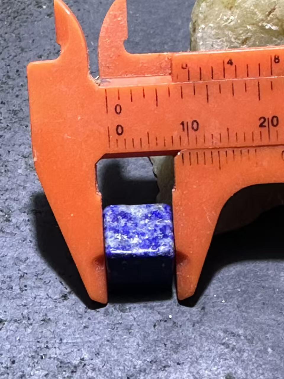 精美阿富汗老矿青金石六面方形珠一颗