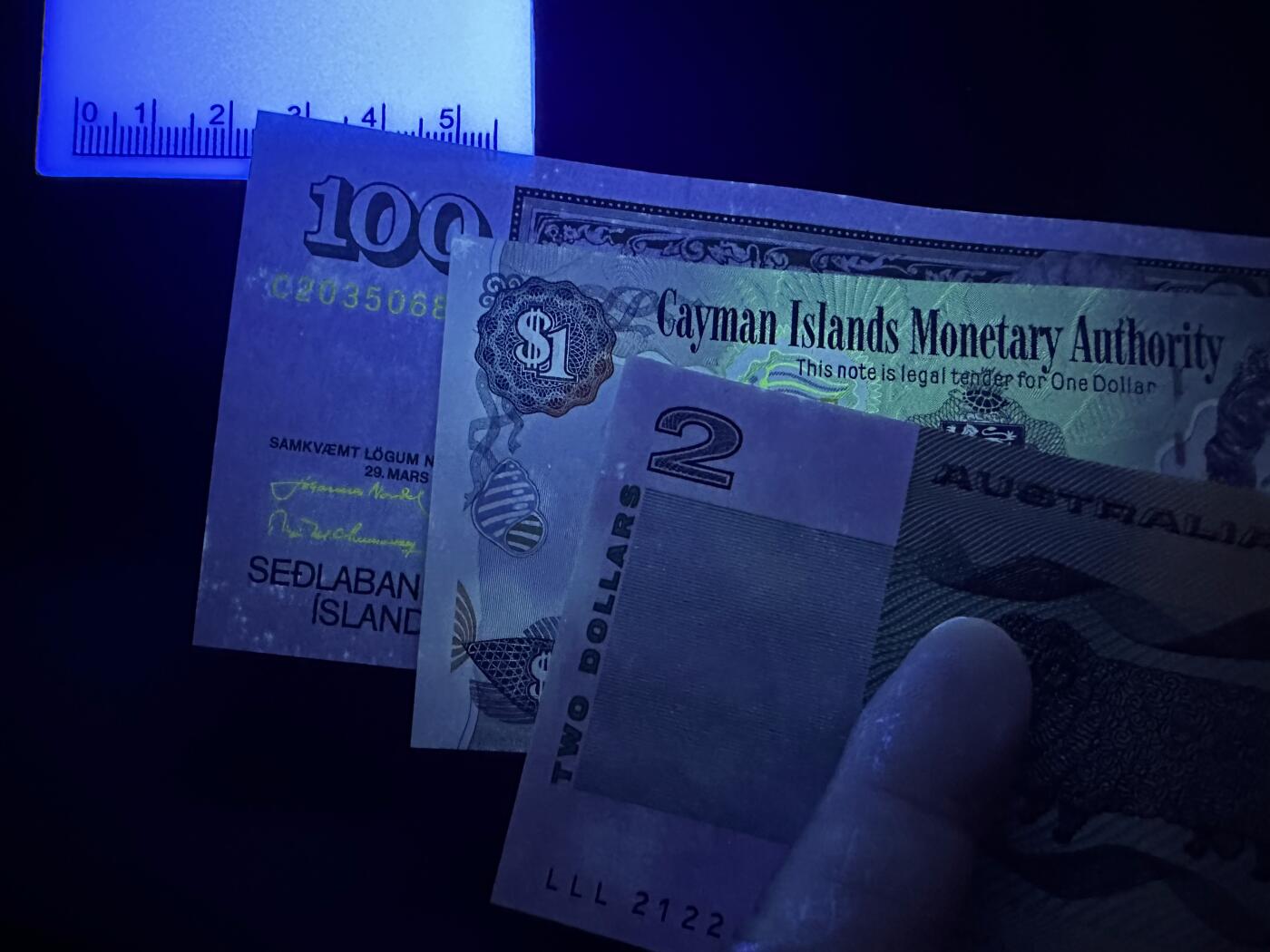 《外钞收藏家》第六百零九期（农历年前收官场、本期年后快递恢复正常再发货）（本平台长期征集拍品、欢迎藏友们联系合作） 冰岛、澳大利亚、开曼 5张一起 全新 3张轻微潮