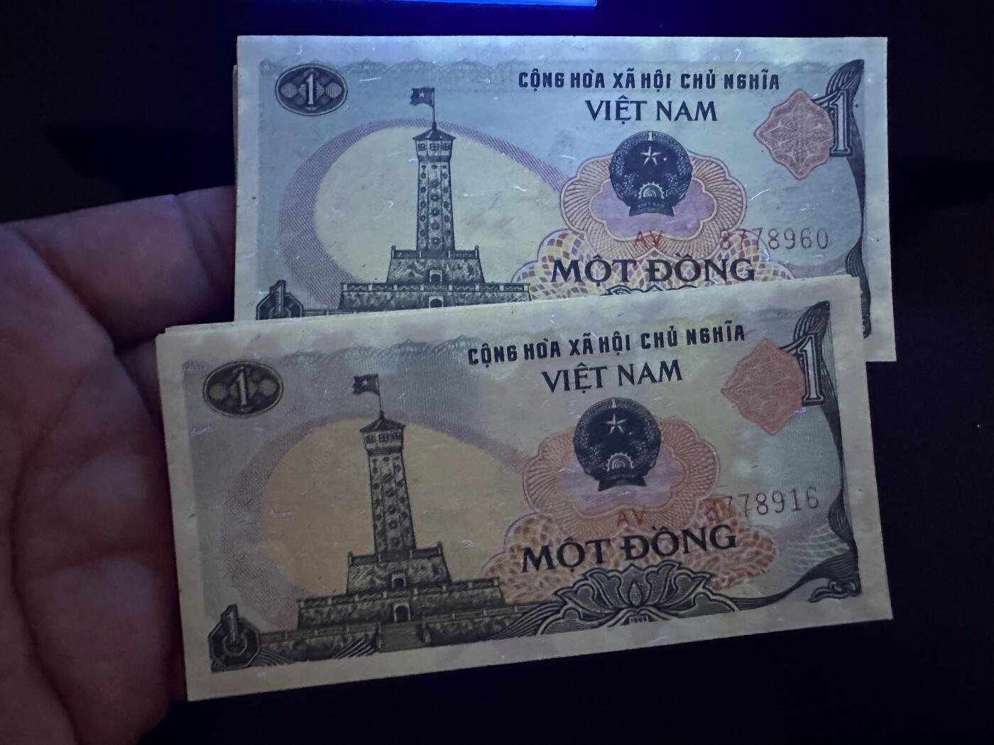 《外钞收藏家》第六百零九期（农历年前收官场、本期年后快递恢复正常再发货）（本平台长期征集拍品、欢迎藏友们联系合作） 1985年越南1盾 标准100连号 品相如图 有黄潮斑