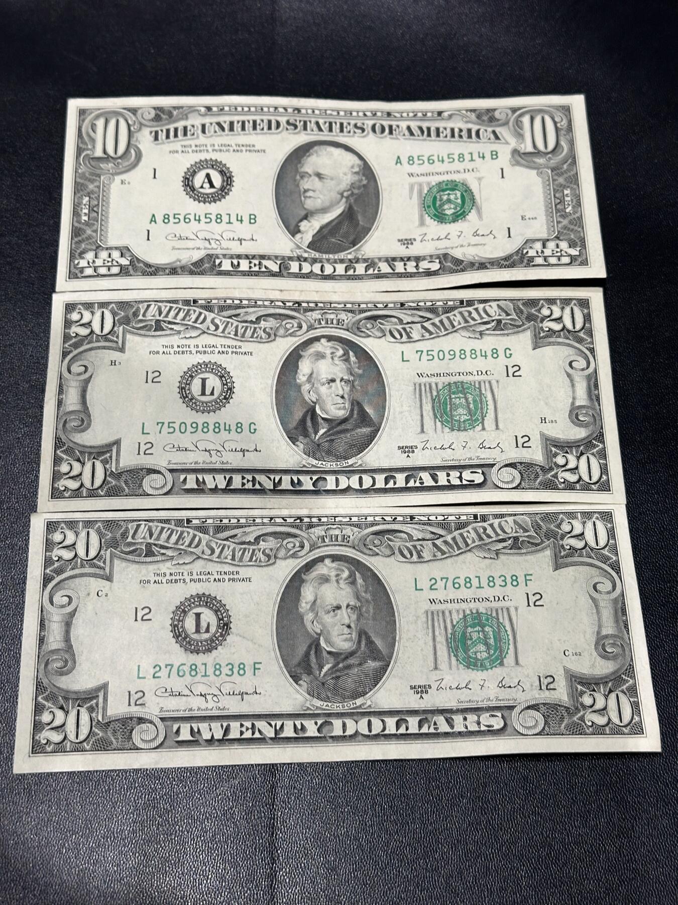 《外钞收藏家》第六百零九期（农历年前收官场、本期年后快递恢复正常再发货）（本平台长期征集拍品、欢迎藏友们联系合作） 1988年美国小头版10和20美元 3张一起 非全新 品相如图