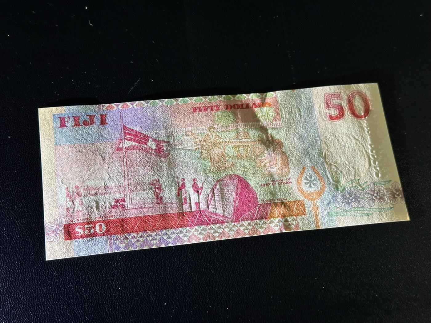 《外钞收藏家》第六百零九期（农历年前收官场、本期年后快递恢复正常再发货）（本平台长期征集拍品、欢迎藏友们联系合作） 斐济1996年50元（豹子号333，老年女王头像）		UNC