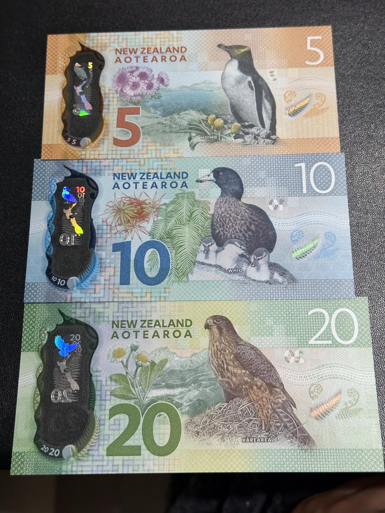 《外钞收藏家》第六百零九期（农历年前收官场、本期年后快递恢复正常再发货）（本平台长期征集拍品、欢迎藏友们联系合作） 新西兰新版塑料钞5/10/20元3张一套 UNC 20有压印