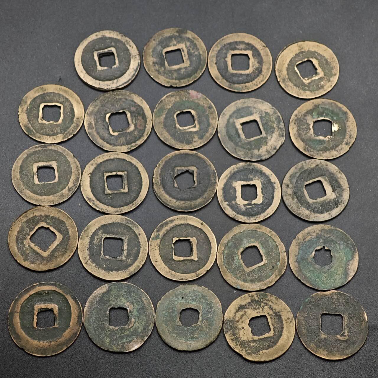  【淘币小摊】限时拍第八百六十六拍   散币场    年前最后一周之前预留8号9号全部发出请更换最新收货地址不方便收货的请勿参拍或者顺丰到付 皇宋通宝24枚