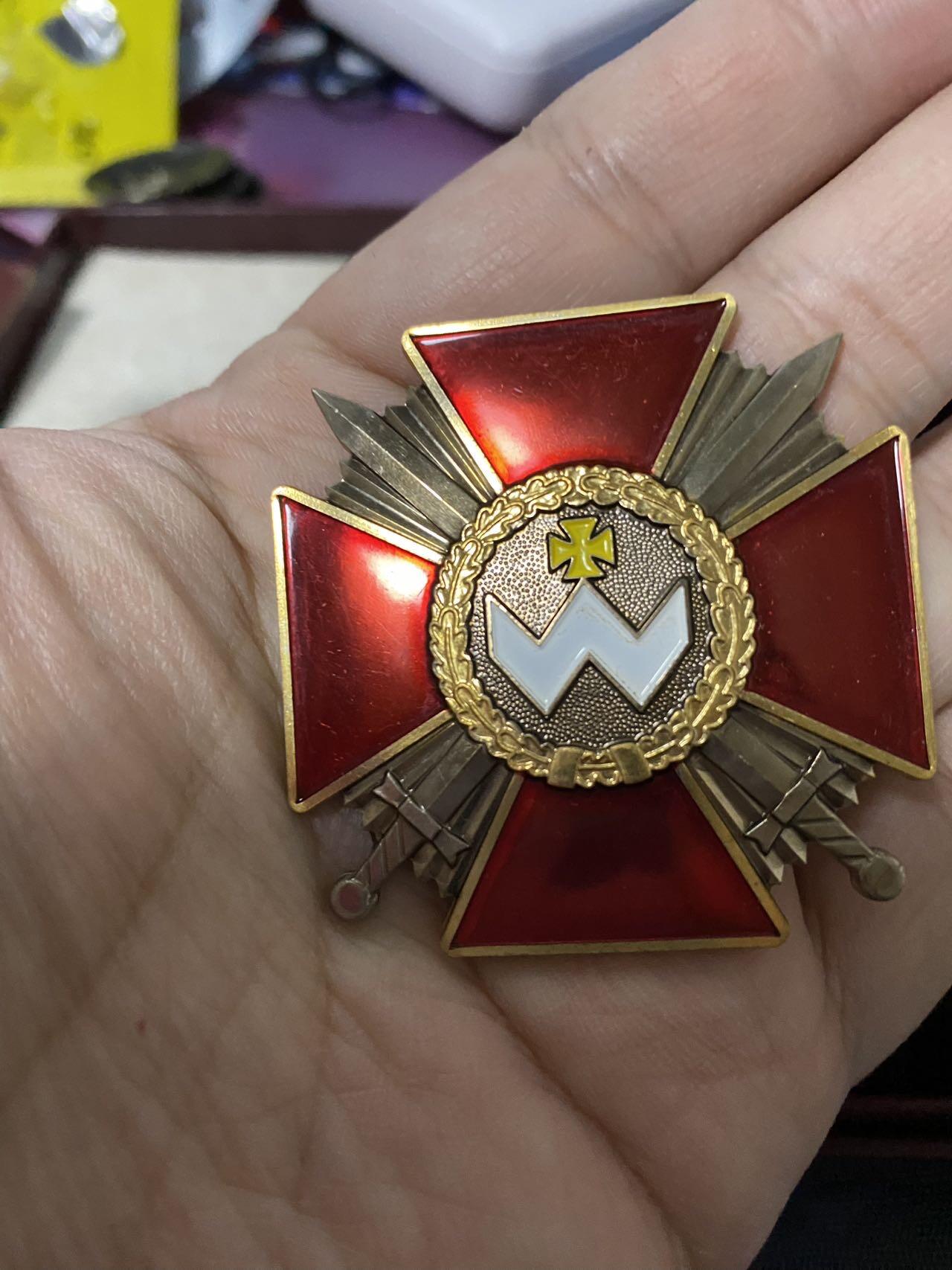 苏联勋章奖章2月12日晚上九点结束在麦稀奇 找不到的加我qq或者微信都是184277308备注苏章拍卖。最好加微信群每次都会通知还有提前可以一口价的 最近会持续拍卖一些东西。 乌克兰勋章 带证书 原盒 品相非常好 还有个85为国的证书也是他的