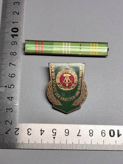 小驴勋章奖章收藏2月7日周六晚六点拍卖（珍爱和平，收藏战争，铭记历史，勿忘国耻，忠党爱国。有偿代拍，送拍规则在简介最后，参拍须阅读规则后再参拍，关系到运费包装发货时效真假辨别等关键信息，拍卖时不再发原图，看大图店主微信码在拍卖店铺介绍里） - 东德3联略章，东德警察徽章，属于首席消防员（消防总长）哈德罗兰同志