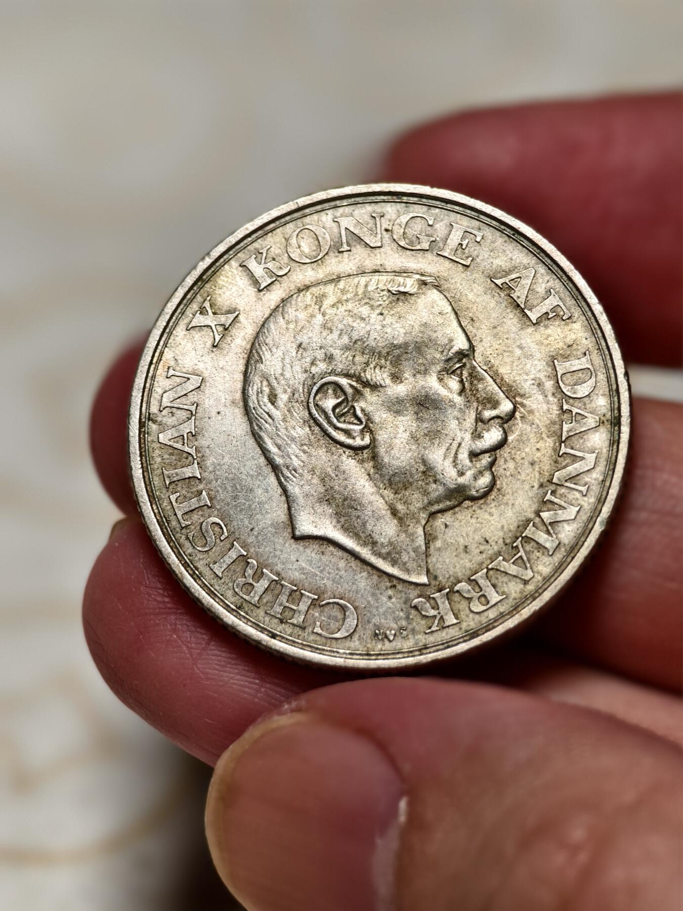 抚柳草堂-第十二期章牌钱币  奖章勋章限时免佣 满百包邮 放漏专场 1937丹麦克里斯蒂安十世在位25周年纪念2克朗银币 重15.1g  原味自然老包浆 观感舒适